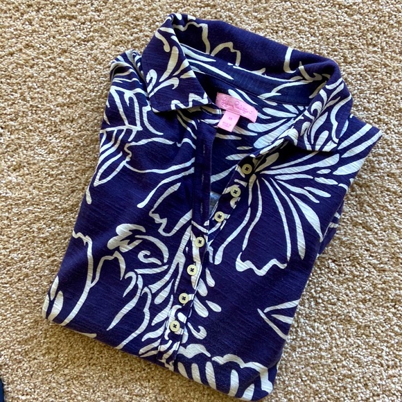 Lilly Pulitzer Tops - LILLY PULITZER Knit Top Short Sleeve Blue and White Pattern Size M